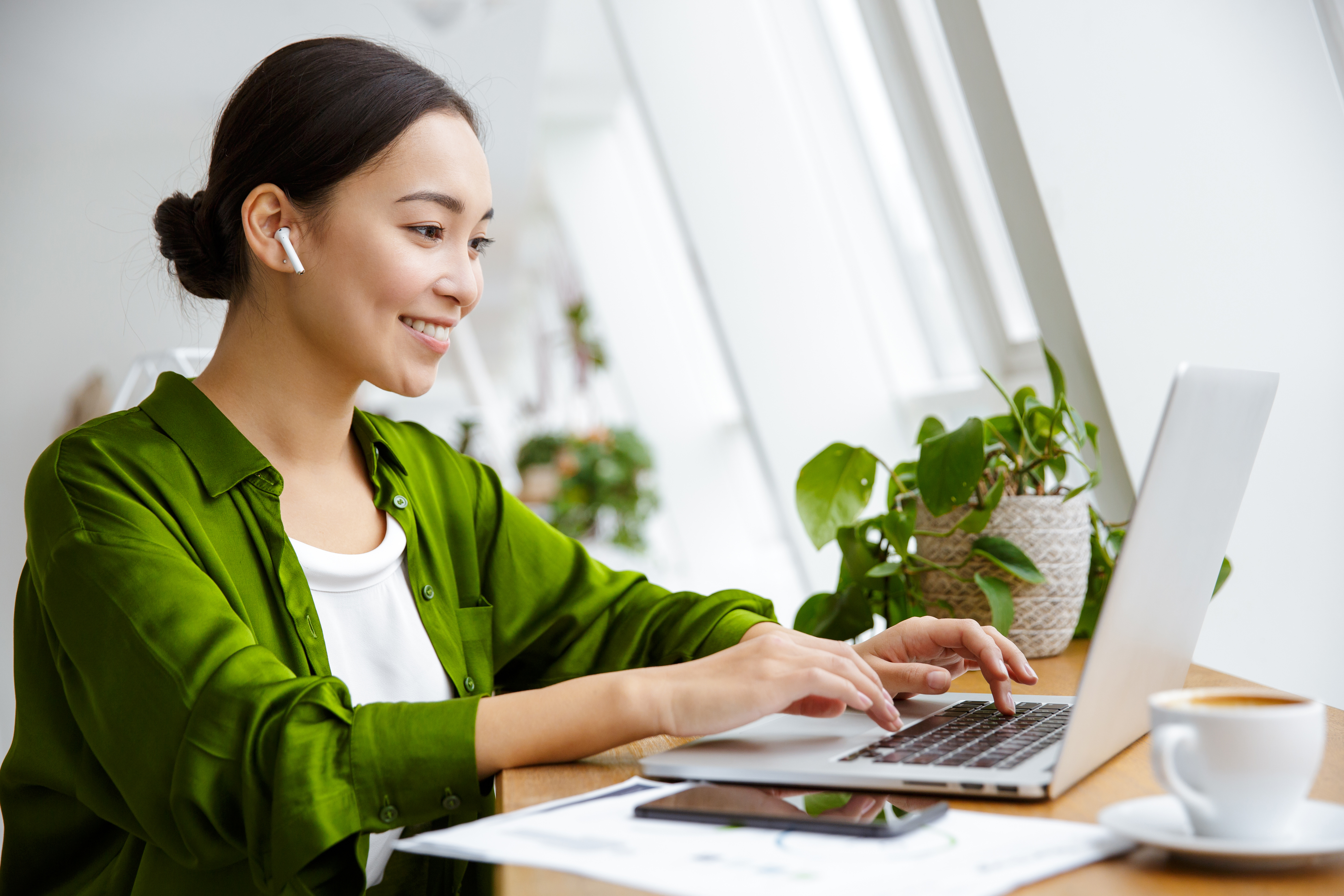 Broker discussing fall wellness education strategies with employer client